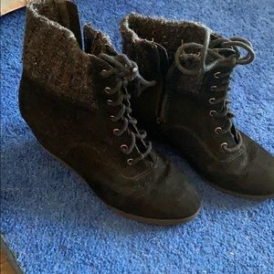 KOHLS Sweater top zip up black boots